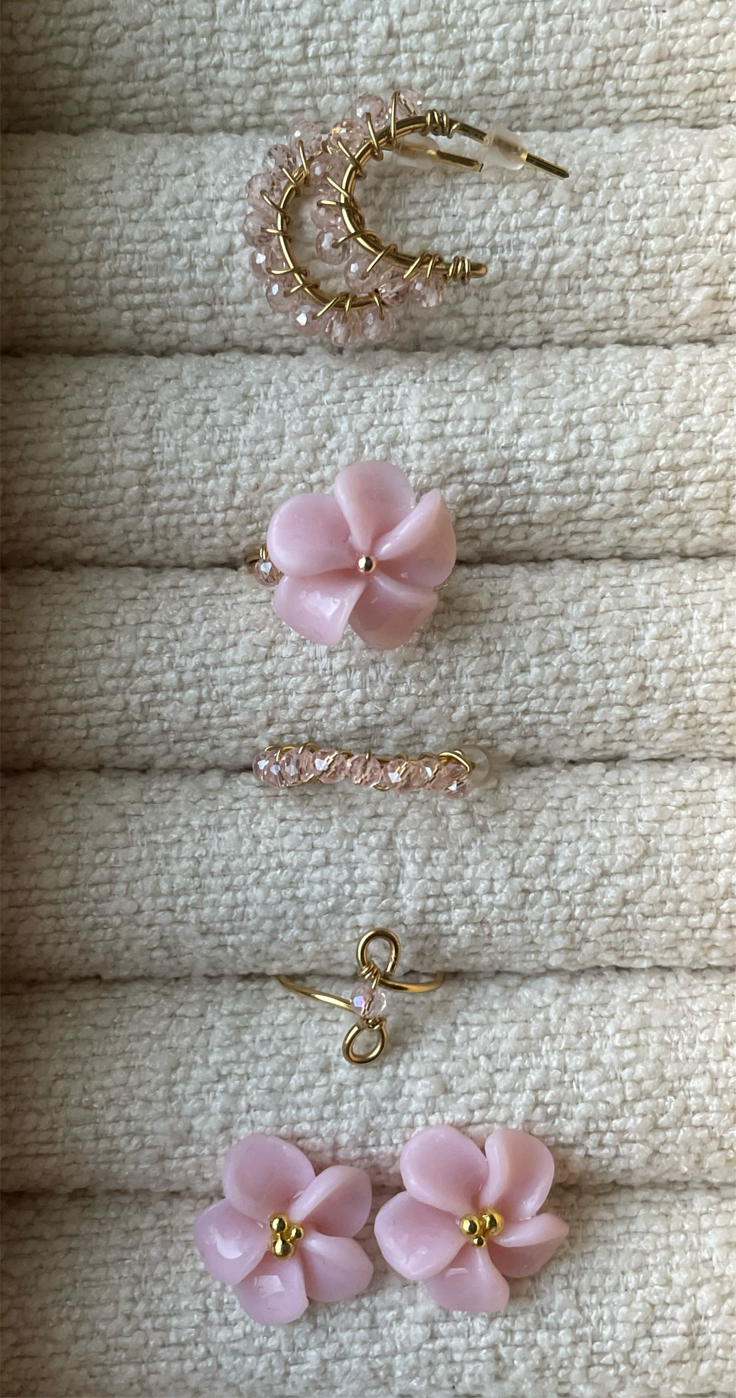 Lot 5 bijoux - Thème rose - 2 paires de boucles d’oreilles et 3 bagues.( cumulable avec code promo)